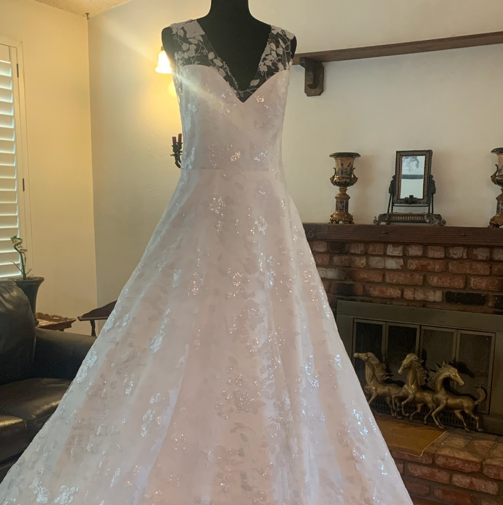Brand New with Tags size 12 elegant wedding gown r